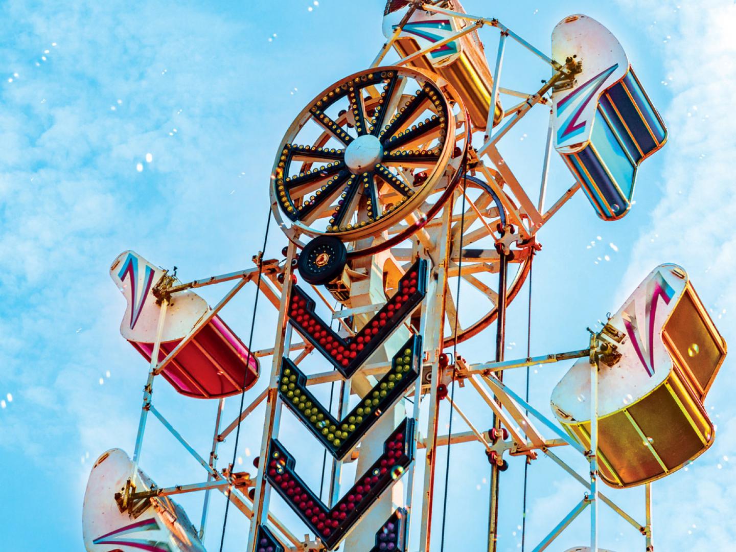 在加利福尼亚州的卡马里奥嘉年华和街头集市开办期间体验游乐园式的游乐设施 在加利福尼亚州的卡马里奥嘉年华和街头集市开办期间体验游乐园式的游乐设施