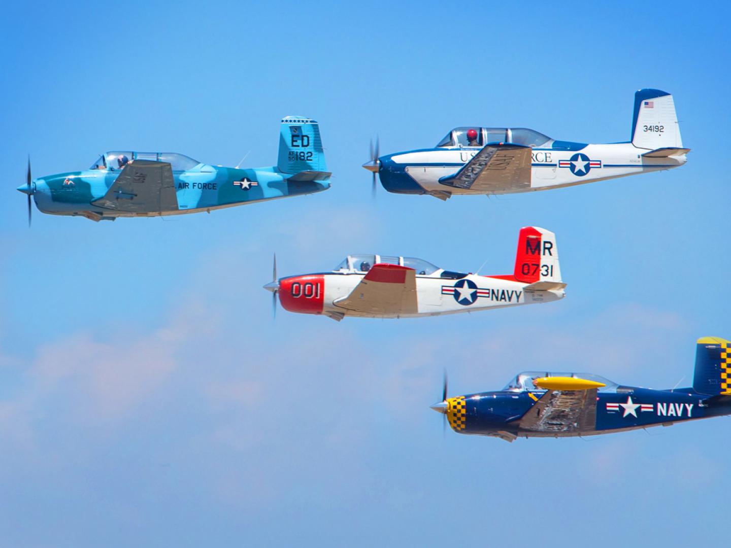 卡马里奥航空展中的老式飞机在高空中翱翔 卡马里奥航空展中的老式飞机在高空中翱翔