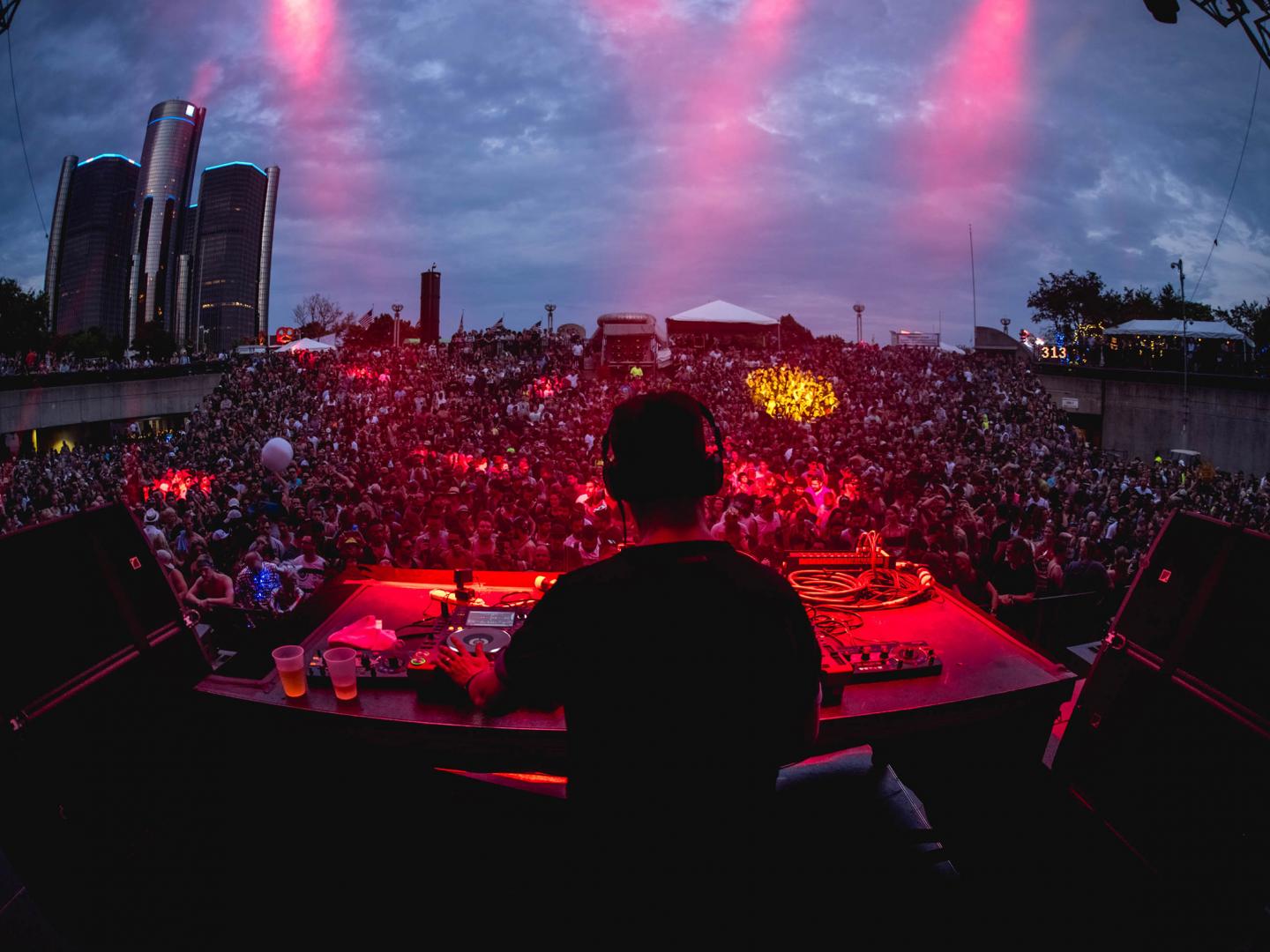 底特律电子音乐节期间在哈特广场上表演的 Maceo Plex 和 Ben Klock 底特律电子音乐节期间在哈特广场上表演的 Maceo Plex 和 Ben Klock