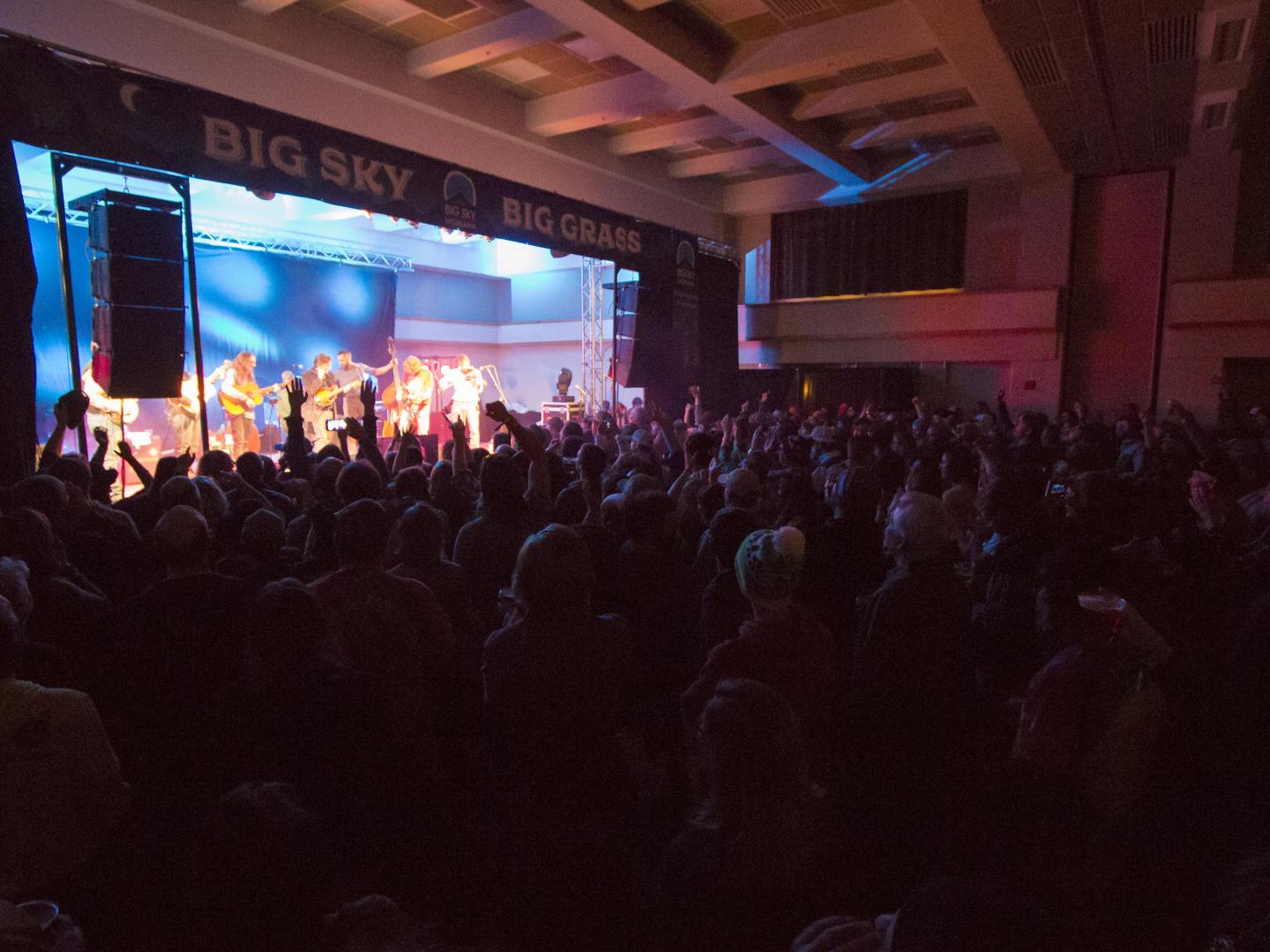 蒙大拿州 Big Sky Big Grass 蓝草音乐节期间的表演 蒙大拿州 Big Sky Big Grass 蓝草音乐节期间的表演