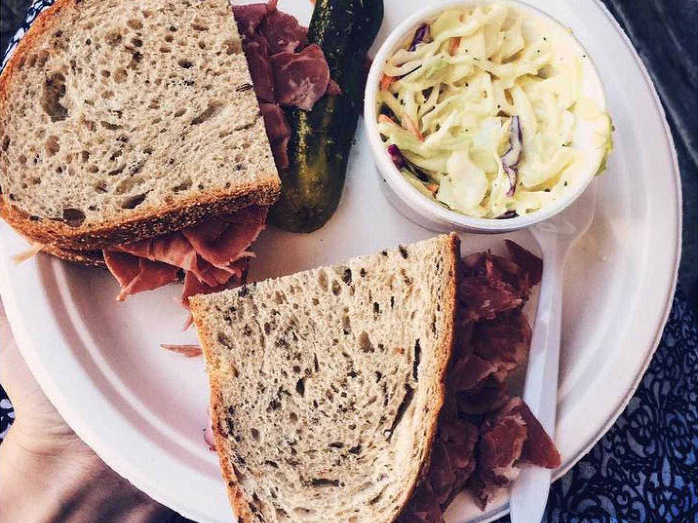 加利福尼亚州斯托克顿以色列圣殿犹太食品展览会期间展出的三明治 加利福尼亚州斯托克顿以色列圣殿犹太食品展览会期间展出的三明治