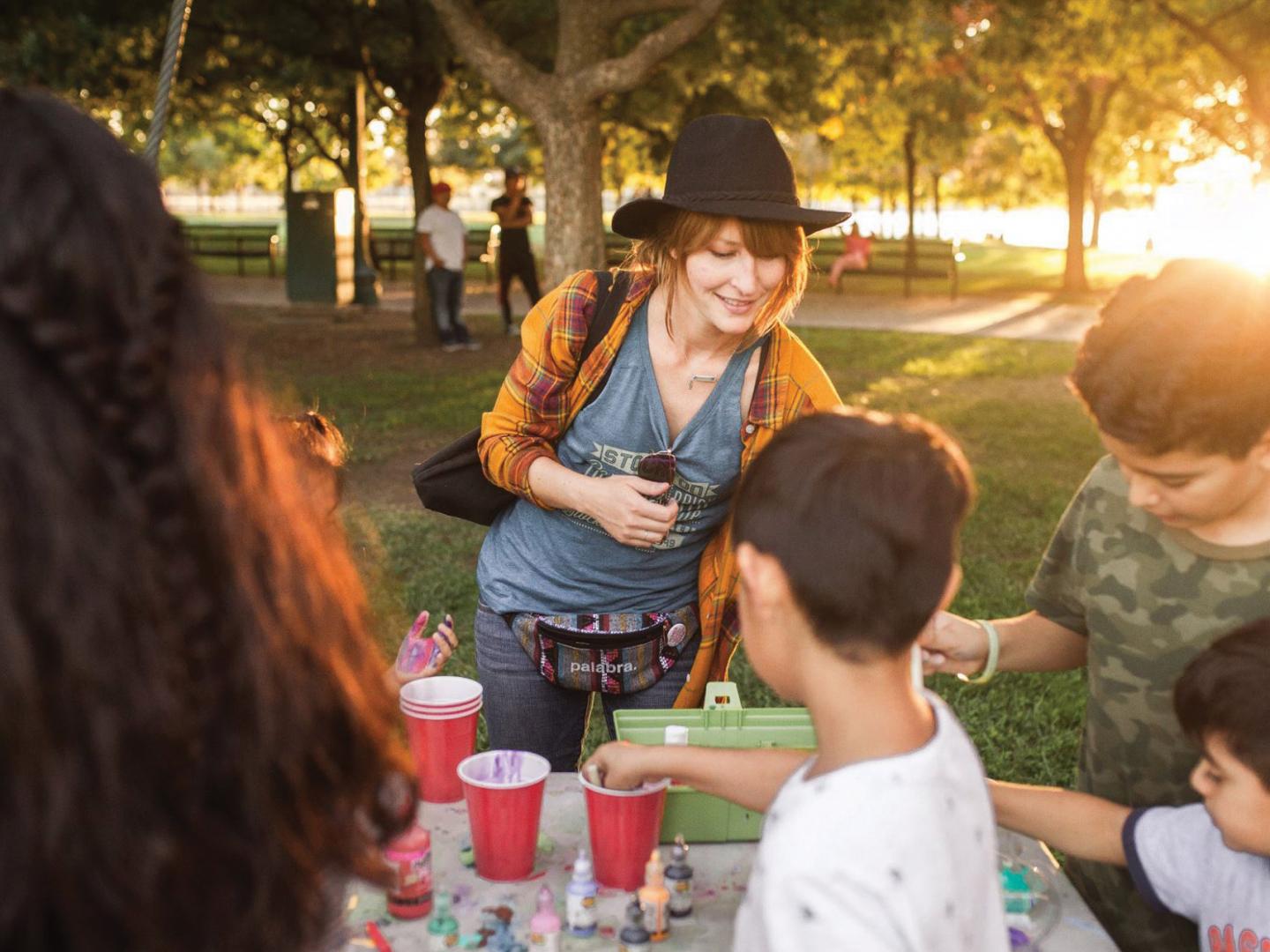 加利福尼亚州斯托克顿艺术周期间创作艺术作品和手工艺品的儿童 加利福尼亚州斯托克顿艺术周期间创作艺术作品和手工艺品的儿童