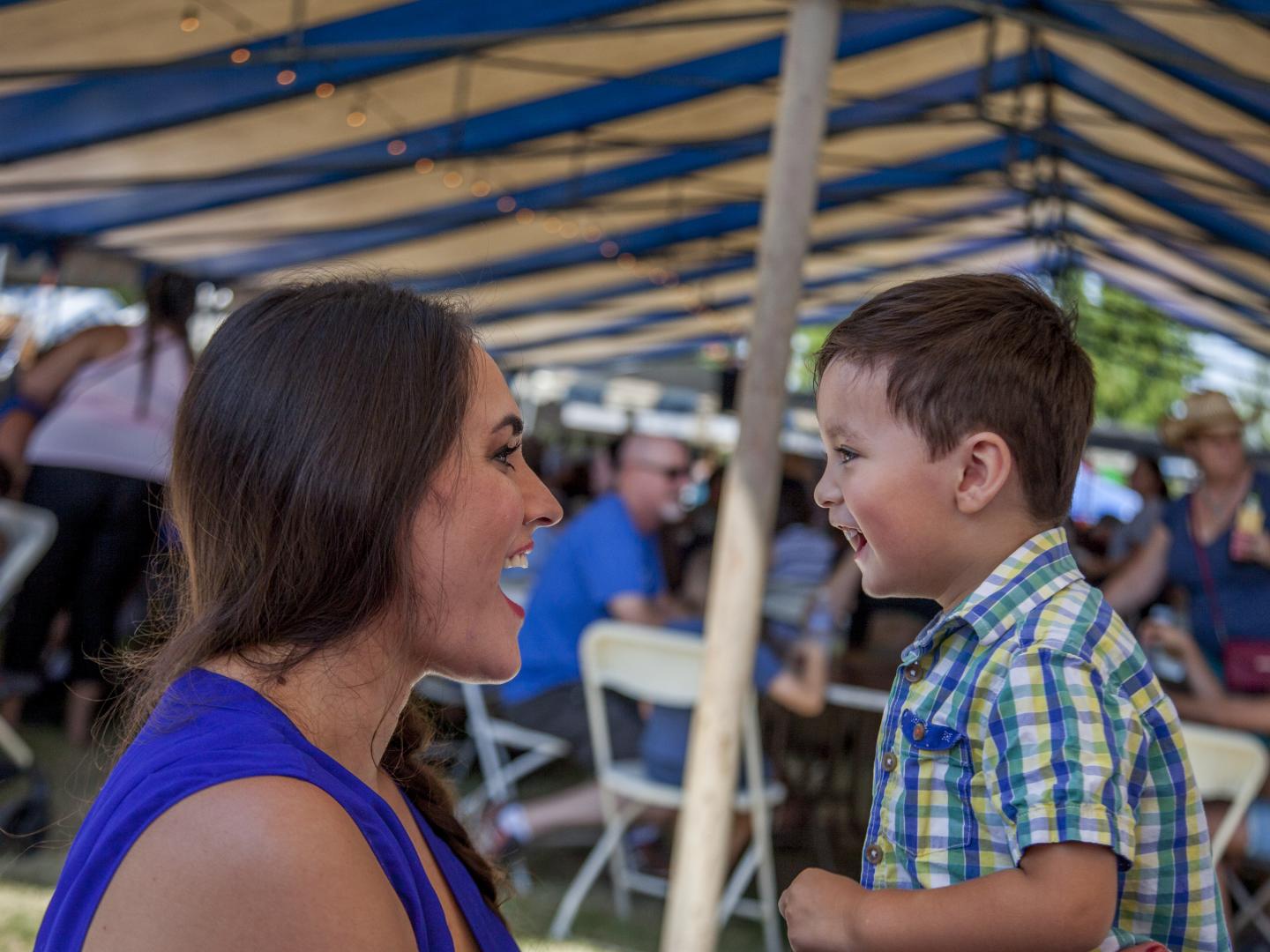 适合全家一起体验的加利福尼亚州斯托克顿 圣巴西尔希腊节上的笑容 适合全家一起体验的加利福尼亚州斯托克顿 圣巴西尔希腊节上的笑容