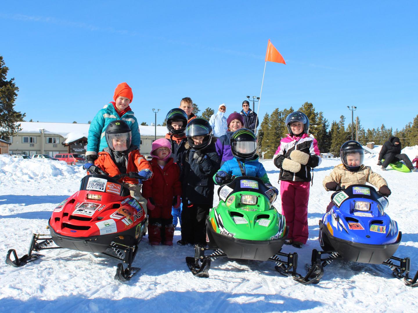 蒙大拿州西黄石 KidsNSnow Weekends 儿童滑雪节期间适合全家体验的雪地摩托运动