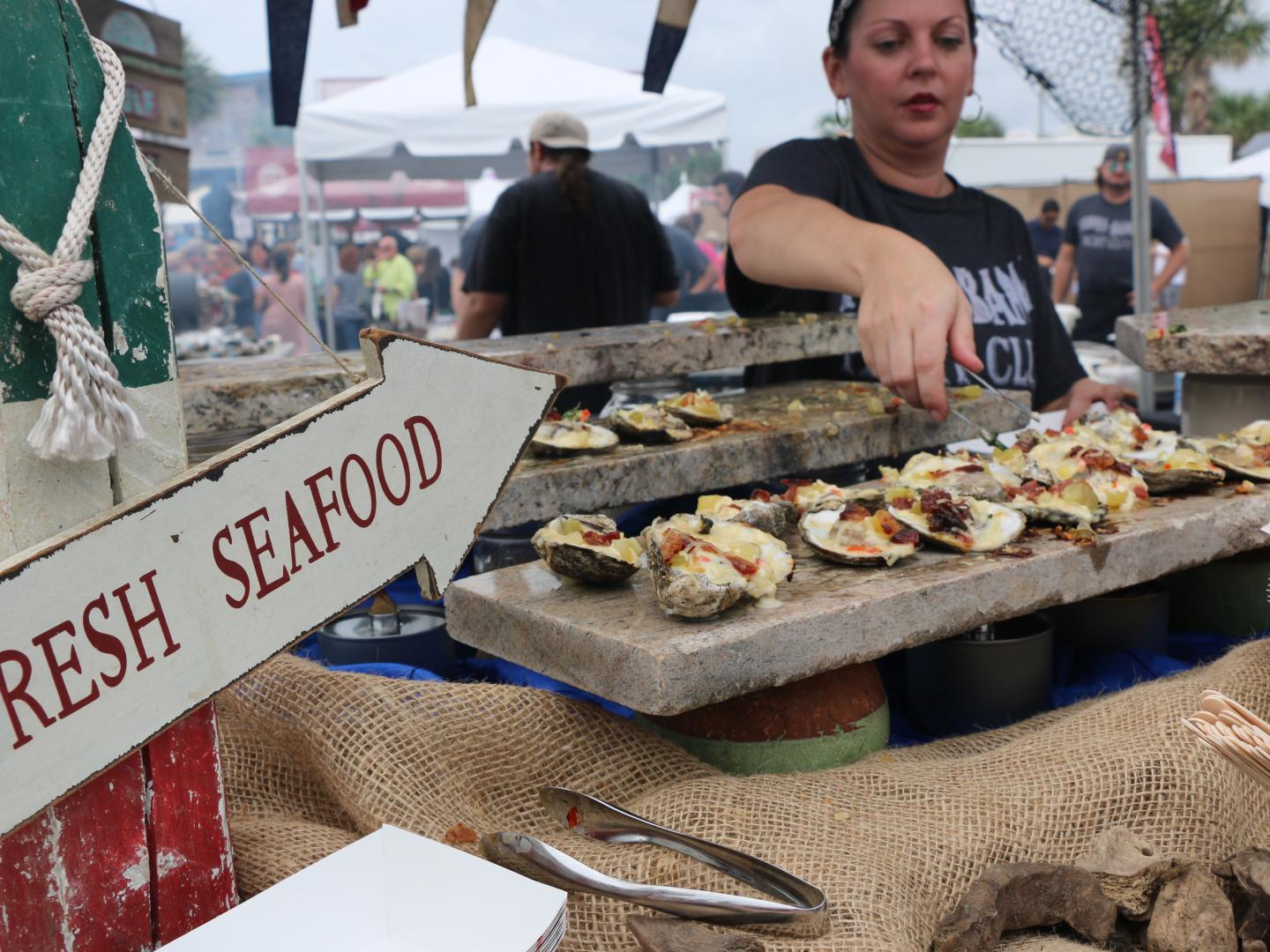 在阿拉巴马州墨西哥湾海岸 Oyster Cook-Off and Craft Beer Weekend 烹饪赛和啤酒节期间,准备制作主打精致美食 在阿拉巴马州墨西哥湾海岸 Oyster Cook-Off and Craft Beer Weekend 烹饪赛和啤酒节期间,准备制作主打精致美食