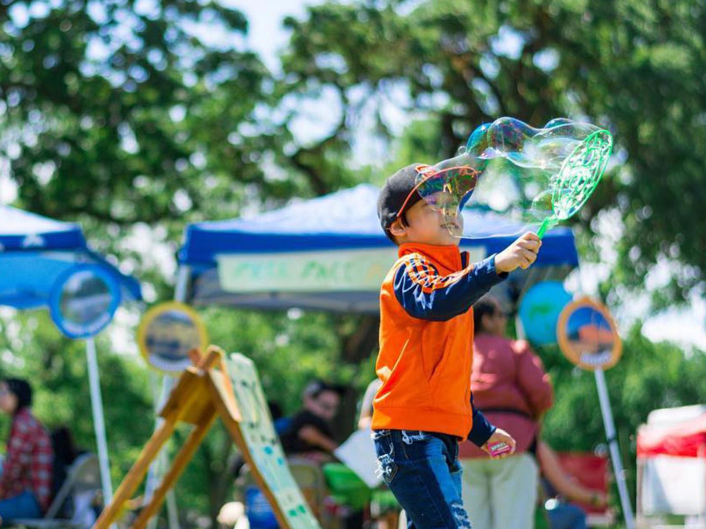 在加利福尼亚州斯托克顿地球日活动上玩转泡泡 在加利福尼亚州斯托克顿地球日活动上玩转泡泡