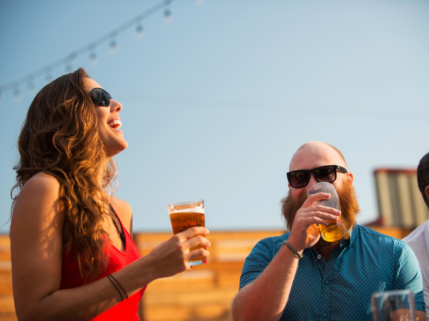 在圣路易斯-奥比斯波精酿啤酒节的阳光下享用当地啤酒 在圣路易斯-奥比斯波精酿啤酒节的阳光下享用当地啤酒