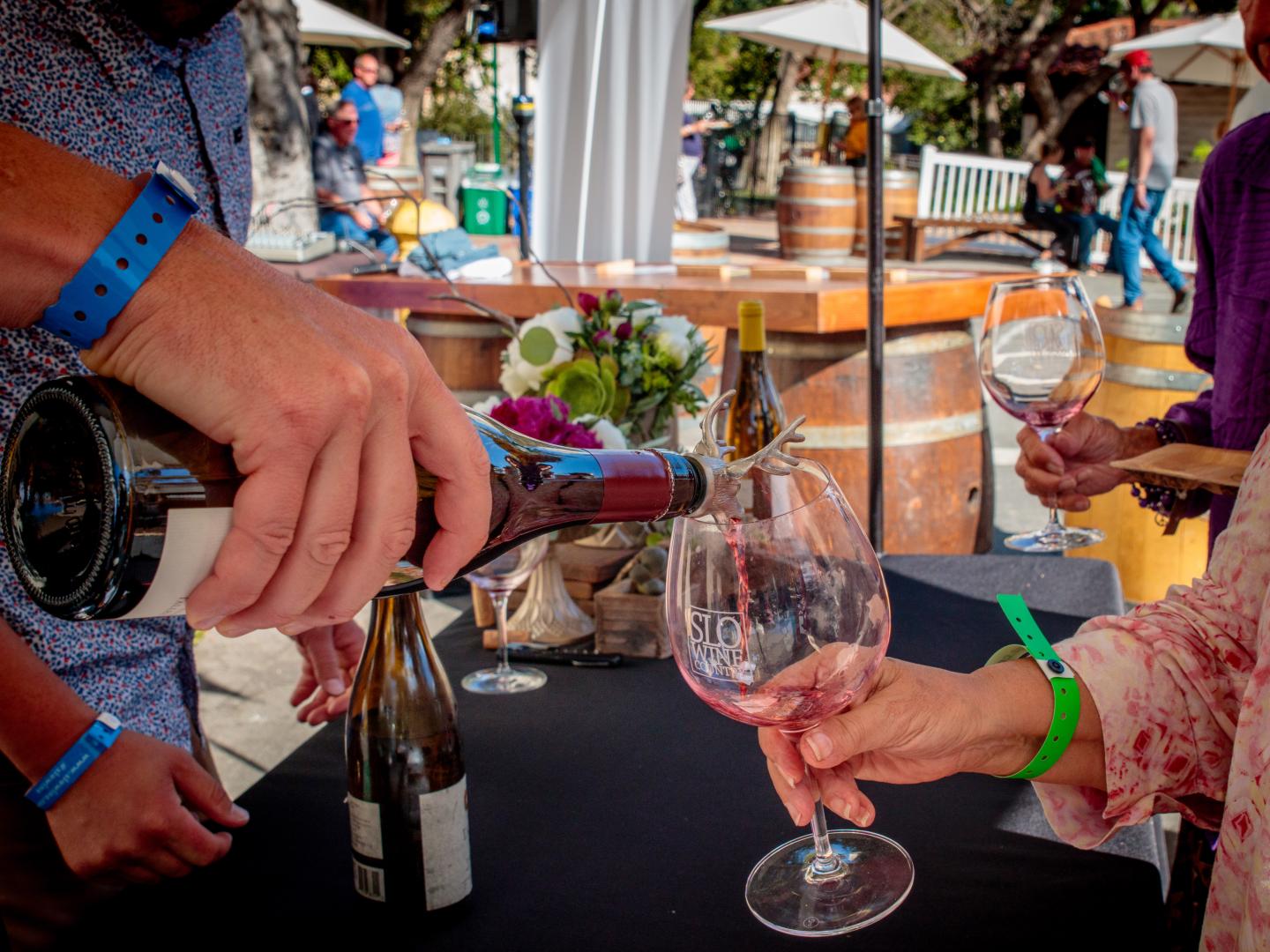 在圣路易斯-奥比斯波举行的推酒桶比赛中品尝加利福尼亚州葡萄酒 在圣路易斯-奥比斯波举行的推酒桶比赛中品尝加利福尼亚州葡萄酒