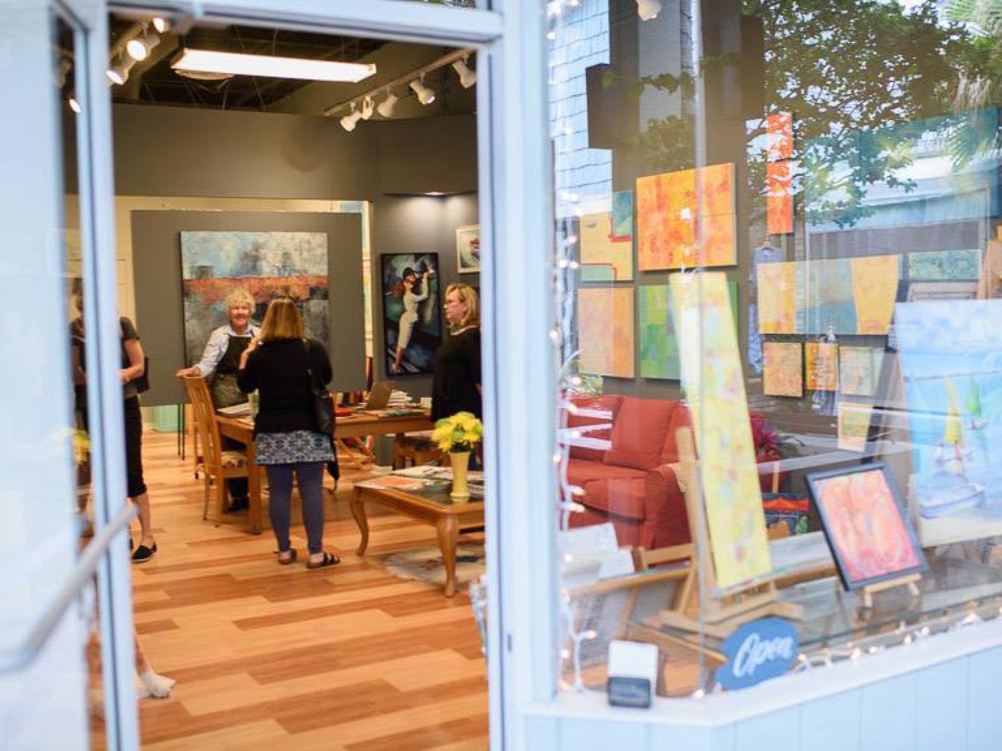 在佛罗里达州马丁县开放工作室之旅期间参观一所美术馆