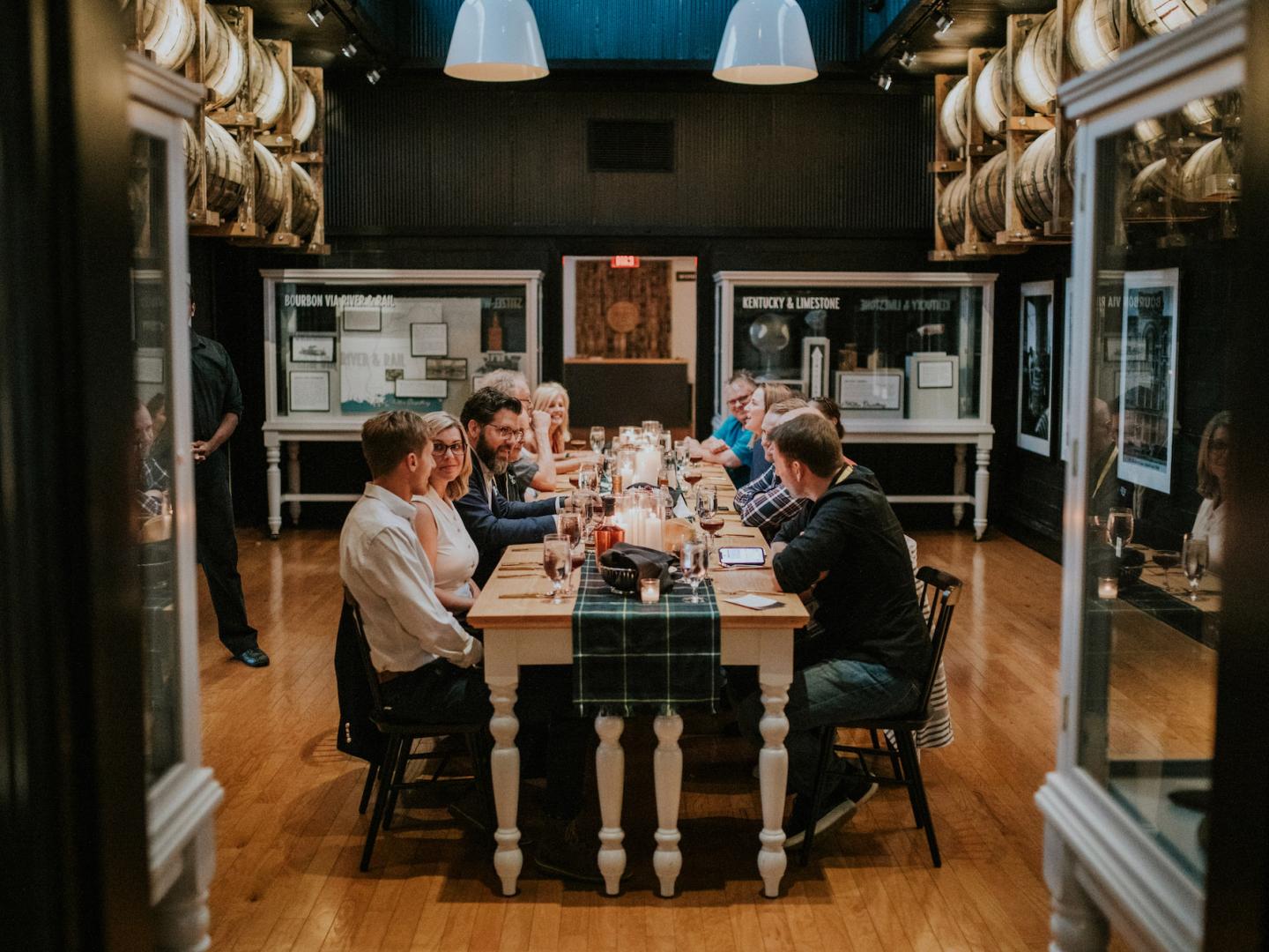 在路易维尔的肯塔基州波本威士忌活动期间，前往斯蒂泽维勒酿酒厂 (Stitzel-Weller Distillery) 尽享波本威士忌宴会