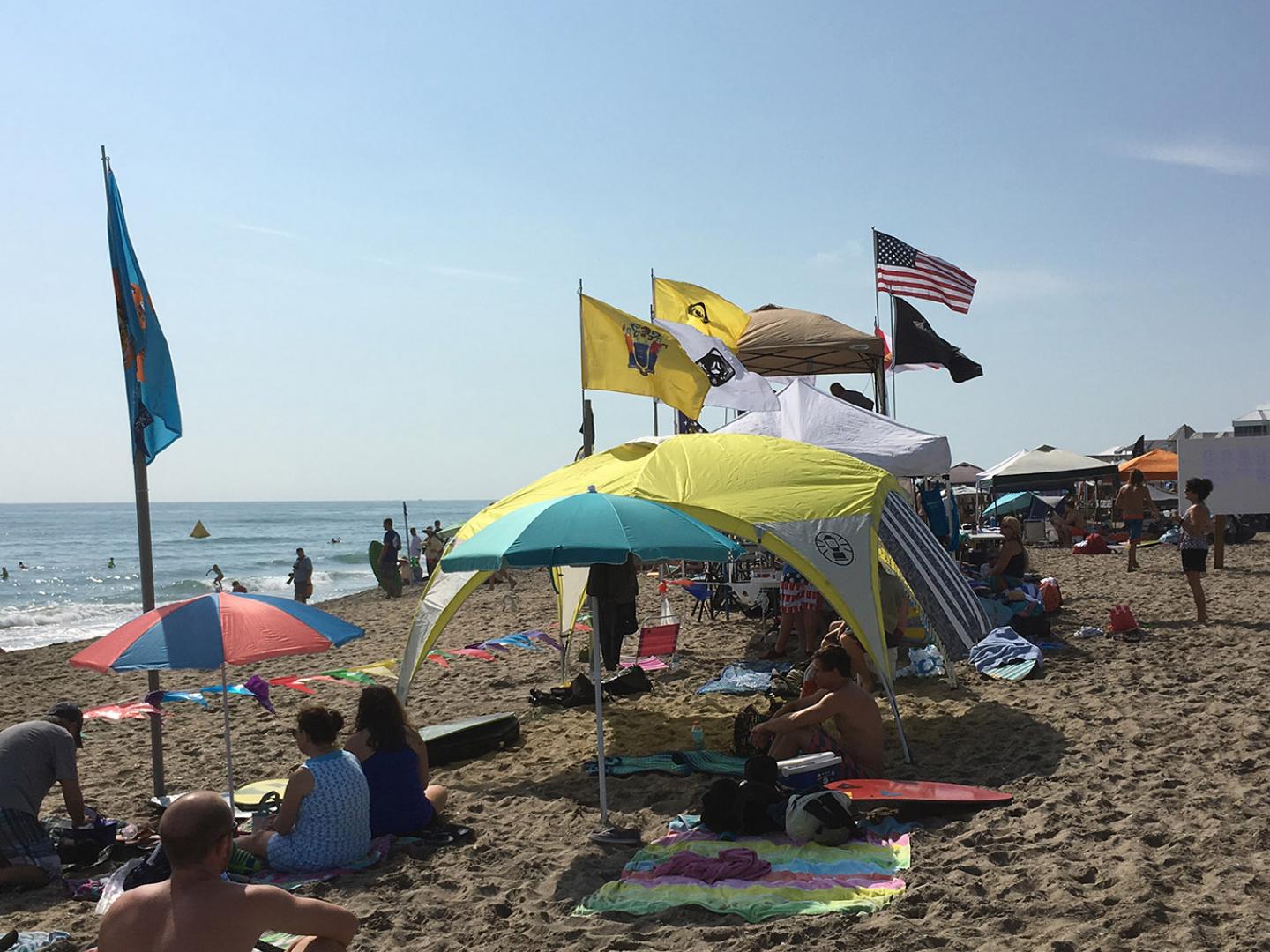 佛罗里达州斯图尔特 Single Fin Showdown Surf Festival 冲浪节上慕名而来的参赛者和观众