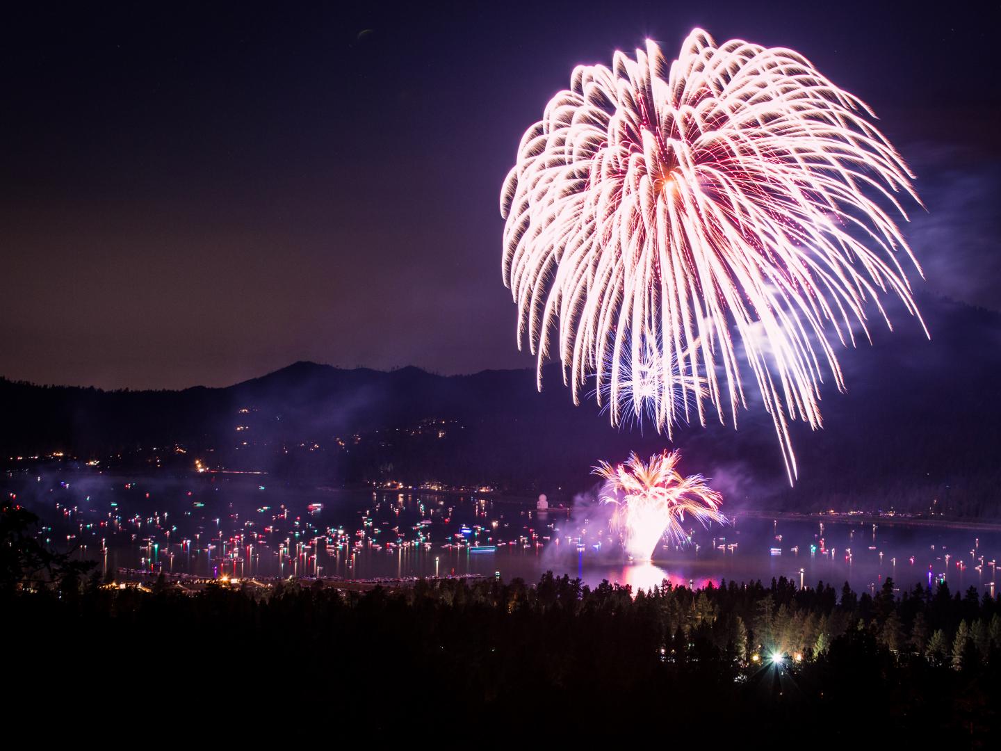 7 月 4 日大熊湖上空的璀璨烟火