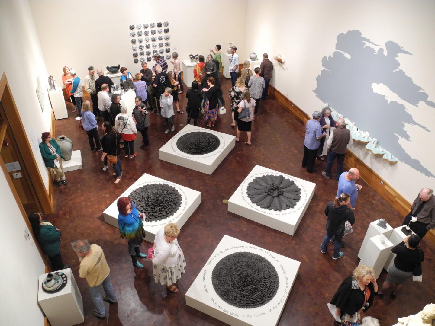 游客在德克萨斯州的圣安吉洛全国陶瓷赛期间欣赏展出的艺术作品 游客在德克萨斯州的圣安吉洛全国陶瓷赛期间欣赏展出的艺术作品