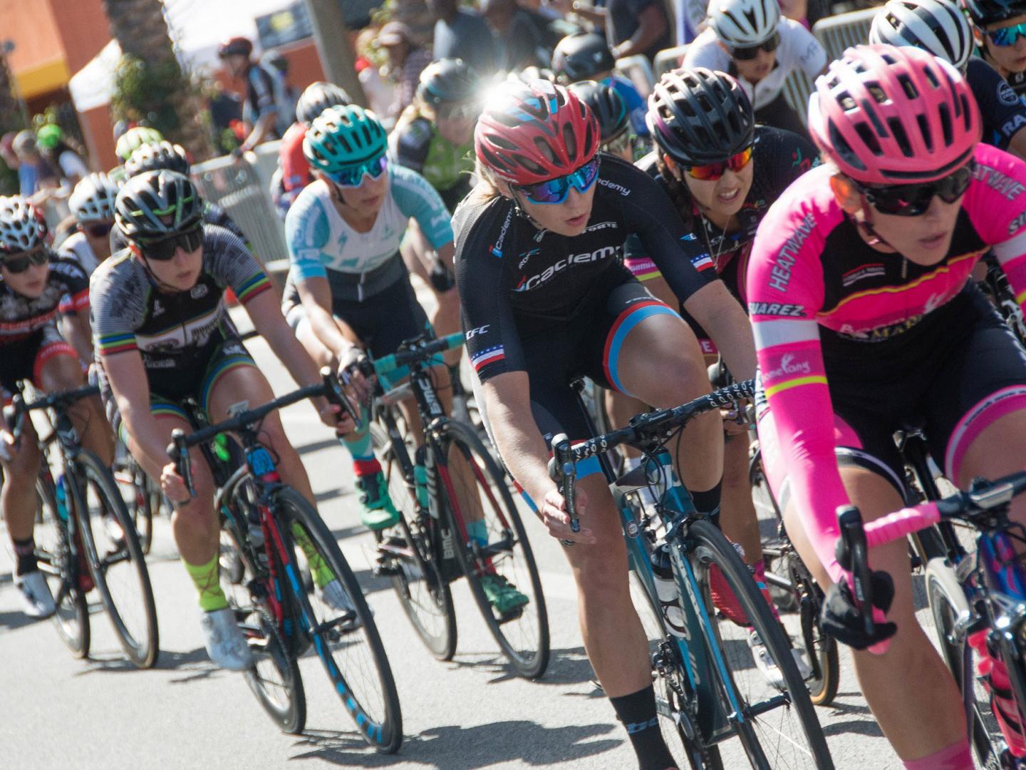 德克萨斯州埃尔帕索 Sun City Crit 骑行竞技中的骑行者