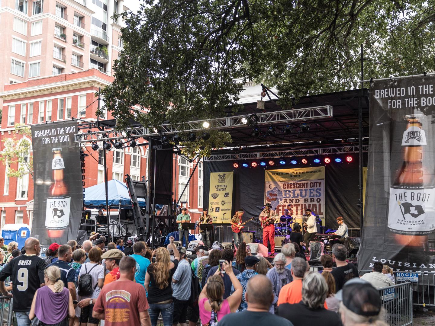 路易斯安那州新奥尔良新月城蓝调烧烤节的现场音乐表演