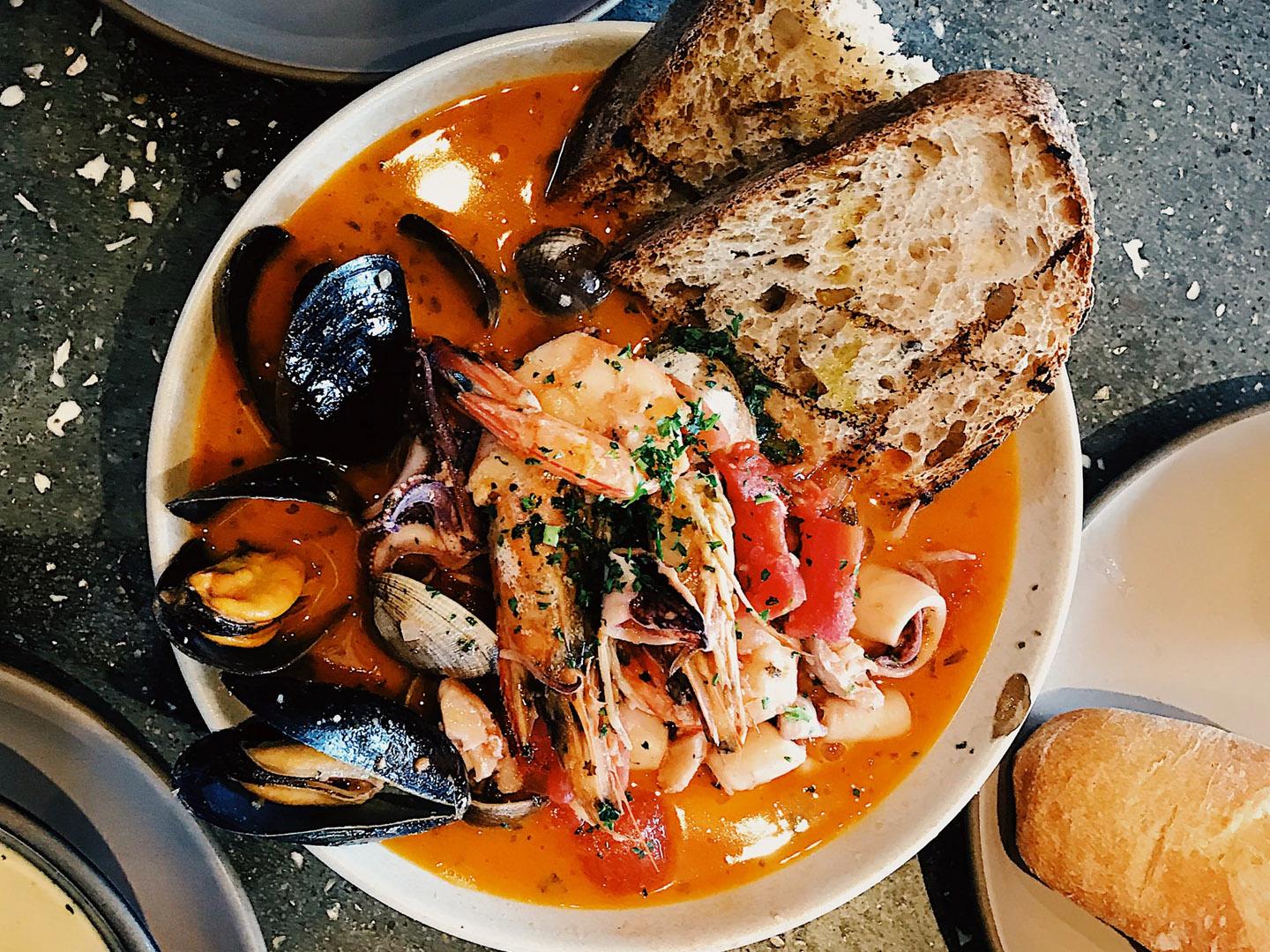 在奥克斯纳德海鲜杂烩节上品尝一种美味的杂烩羹