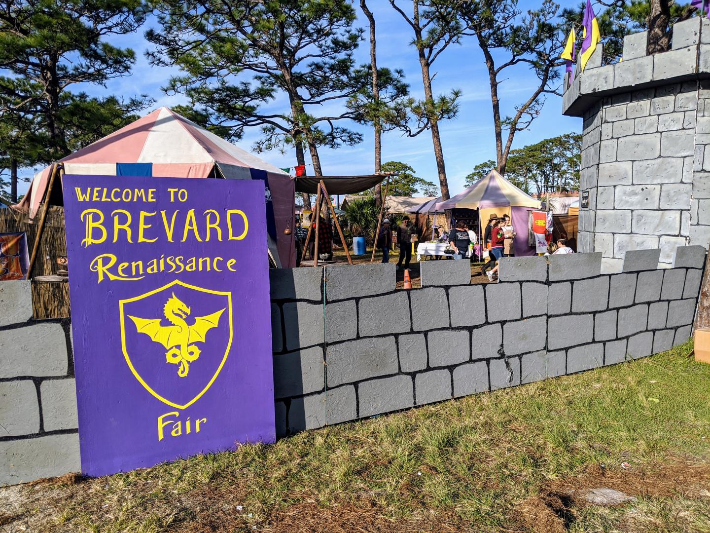 佛罗里达州墨尔本一处欢迎人们参观 Brevard Renaissance Fair 展会的标志