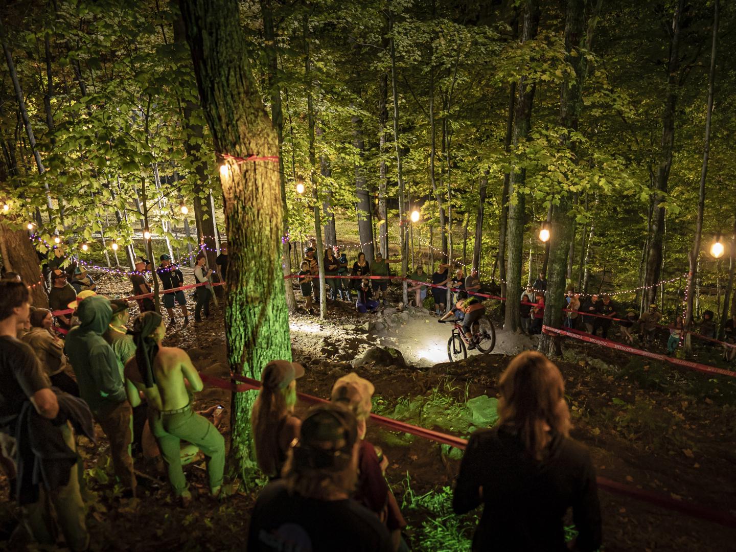 密歇根州马奎特秋季耐力赛中的山地骑行比赛