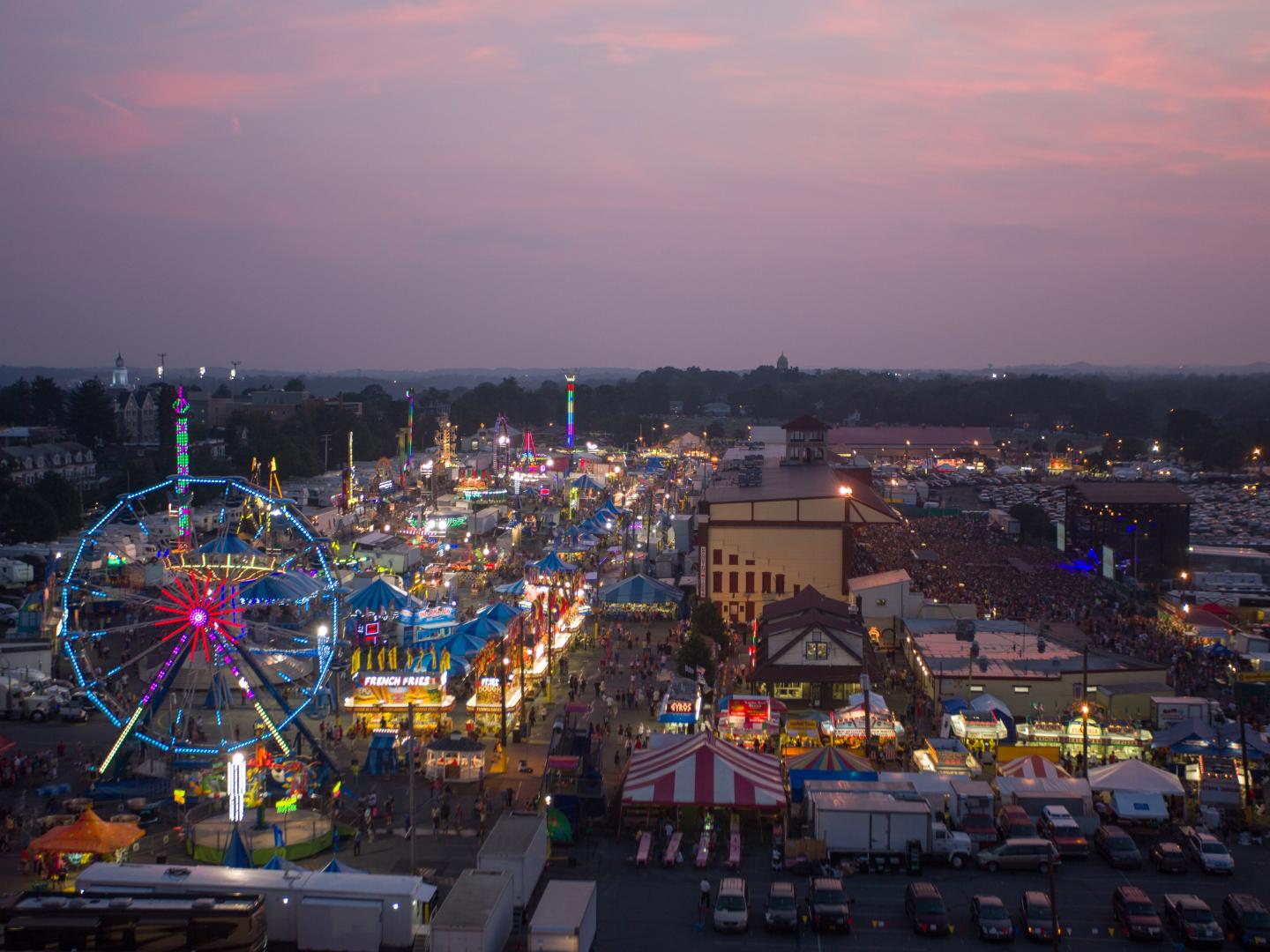 暮色下的阿伦敦大博览会俯瞰图