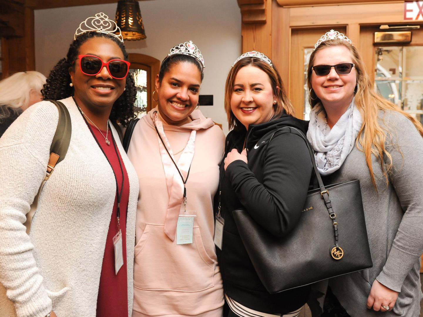 一群要好的女生在密西根州荷兰镇度过周末时摆拍留念