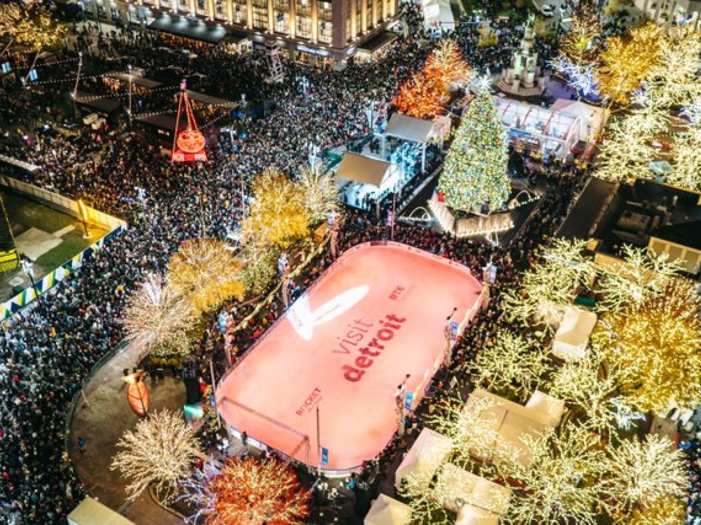 密歇根州底特律市区马斯广场上彩灯装饰的圣诞树 密歇根州底特律市区马斯广场上彩灯装饰的圣诞树