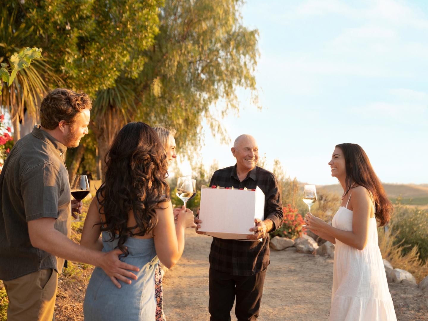 加州蒂梅丘拉谷 Wine Month 期间，一家葡萄园的户外品酒活动