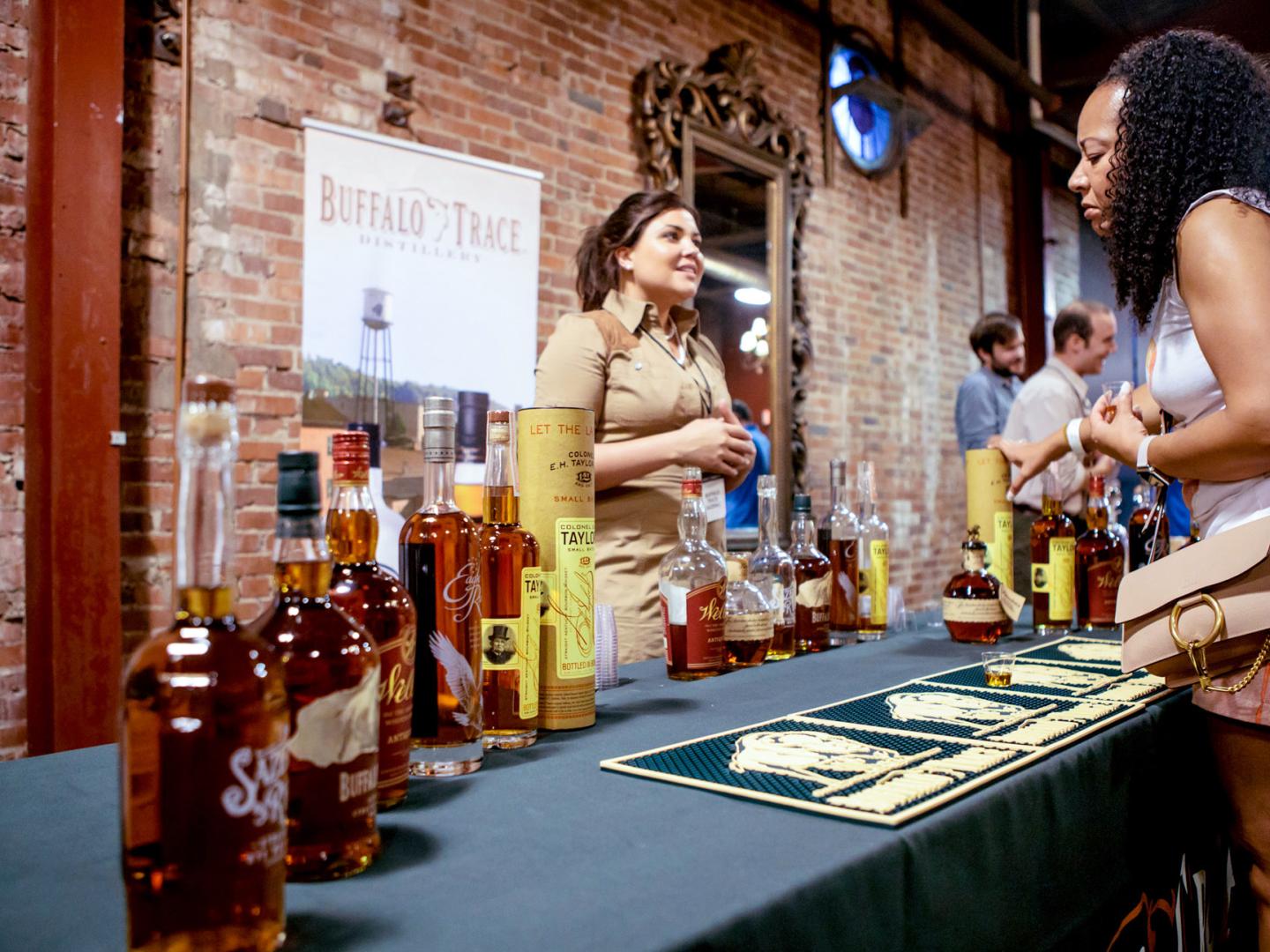 Southern Whiskey Society 威士忌盛会期间,在田纳西州富兰克林 Made South 公司品尝烈酒 Southern Whiskey Society 威士忌盛会期间,在田纳西州富兰克林 Made South 公司品尝烈酒