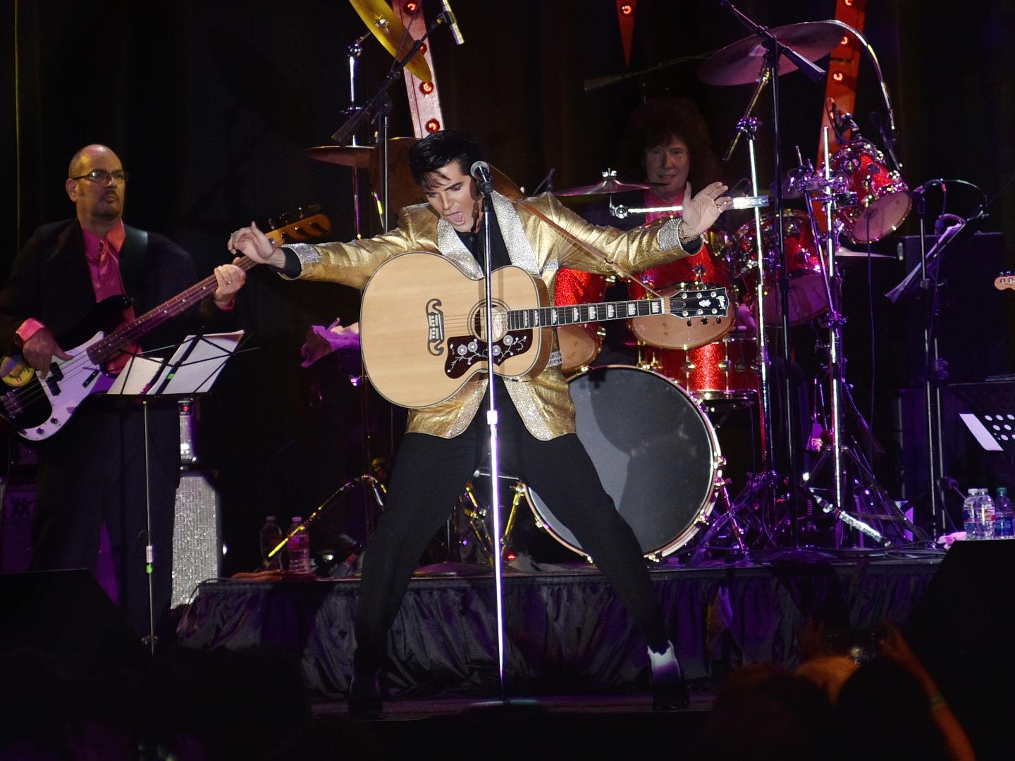 田纳西州孟菲斯 Elvis Week 庆典活动,扮演猫王的人们正在激情演出 田纳西州孟菲斯 Elvis Week 庆典活动,扮演猫王的人们正在激情演出