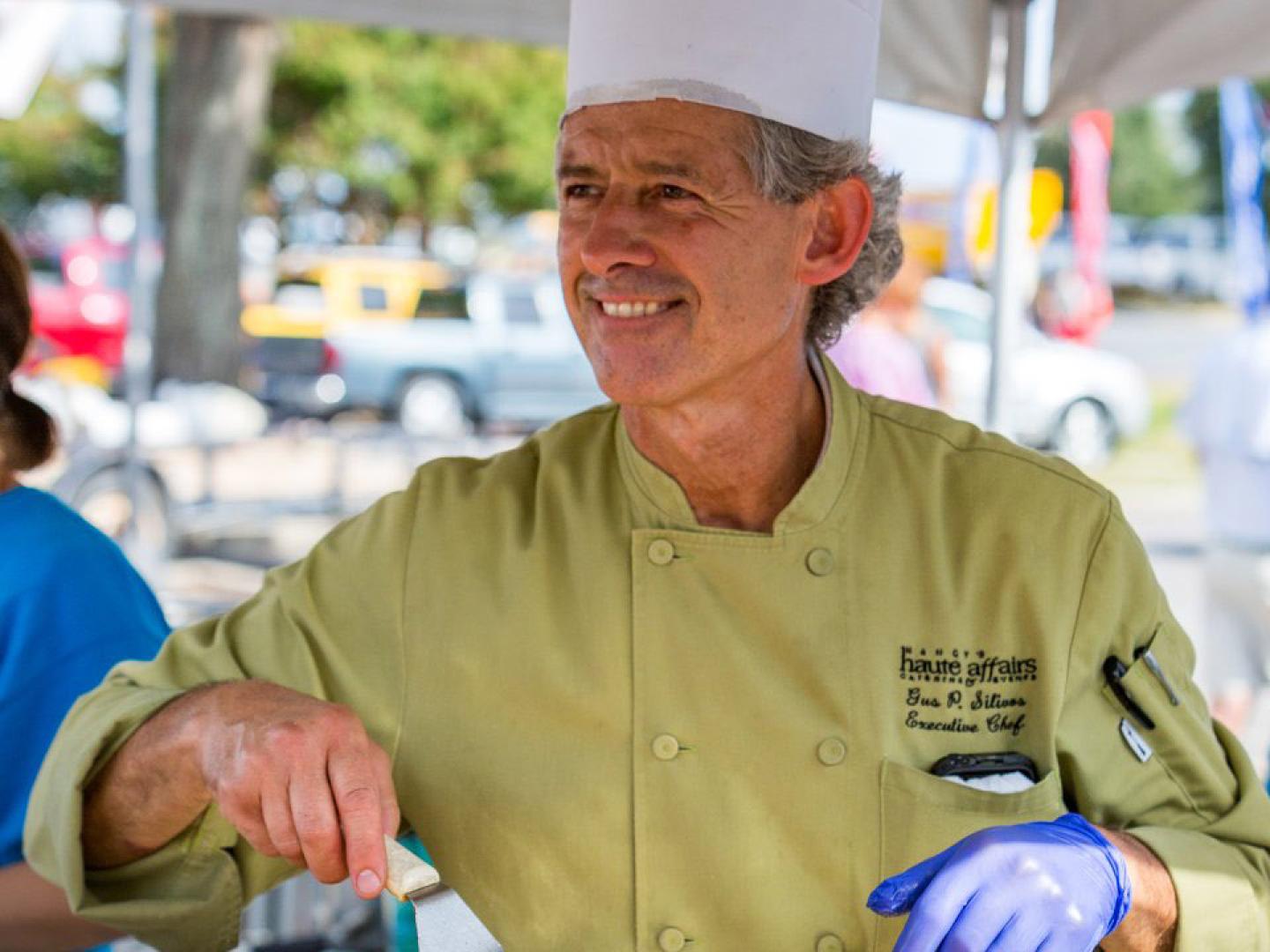 佛罗里达州彭萨科拉海鲜节上的一名厨师