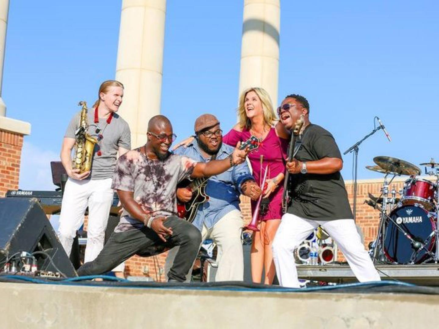 在佛罗里达州彭萨科拉墨西哥湾沿岸地区夏季嘉年华上演出的乐队