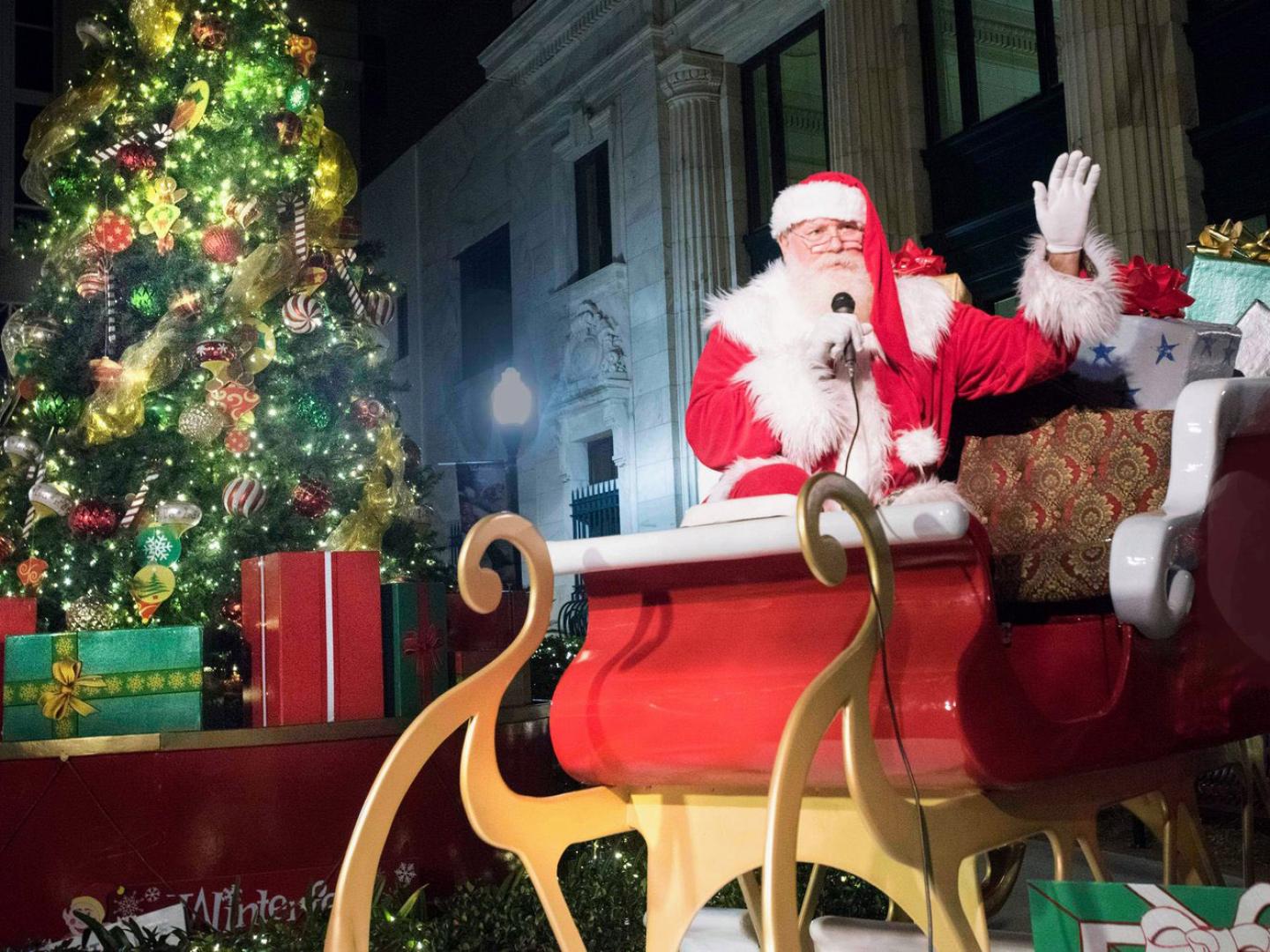 圣诞老人在佛罗里达州彭萨科拉的冬季嘉年华上向人群打招呼