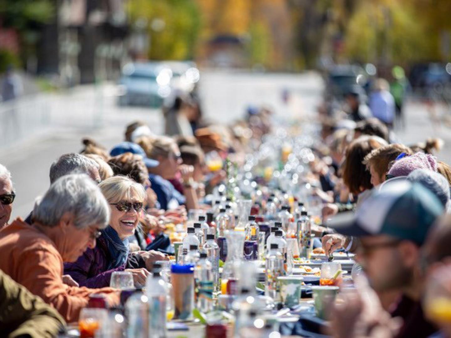 科罗拉多州斯廷博特斯普林斯举办的斯廷博特美食美酒节上的食客