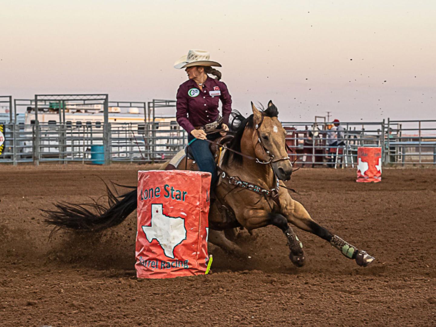 德克萨斯州阿马里洛 Will Rogers Range 牛仔竞技秀中充分体现旧日西部格调的动作 德克萨斯州阿马里洛 Will Rogers Range 牛仔竞技秀中充分体现旧日西部格调的动作