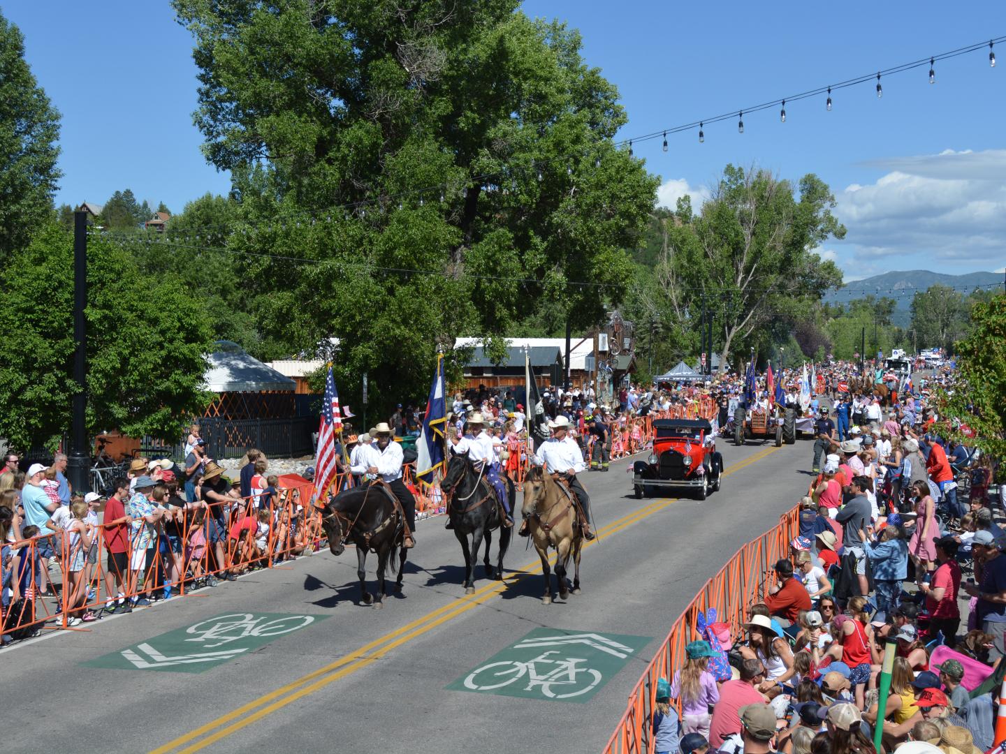 7 月 4 日科罗拉多州斯廷博特斯普林斯牛仔聚会日的大游行活动