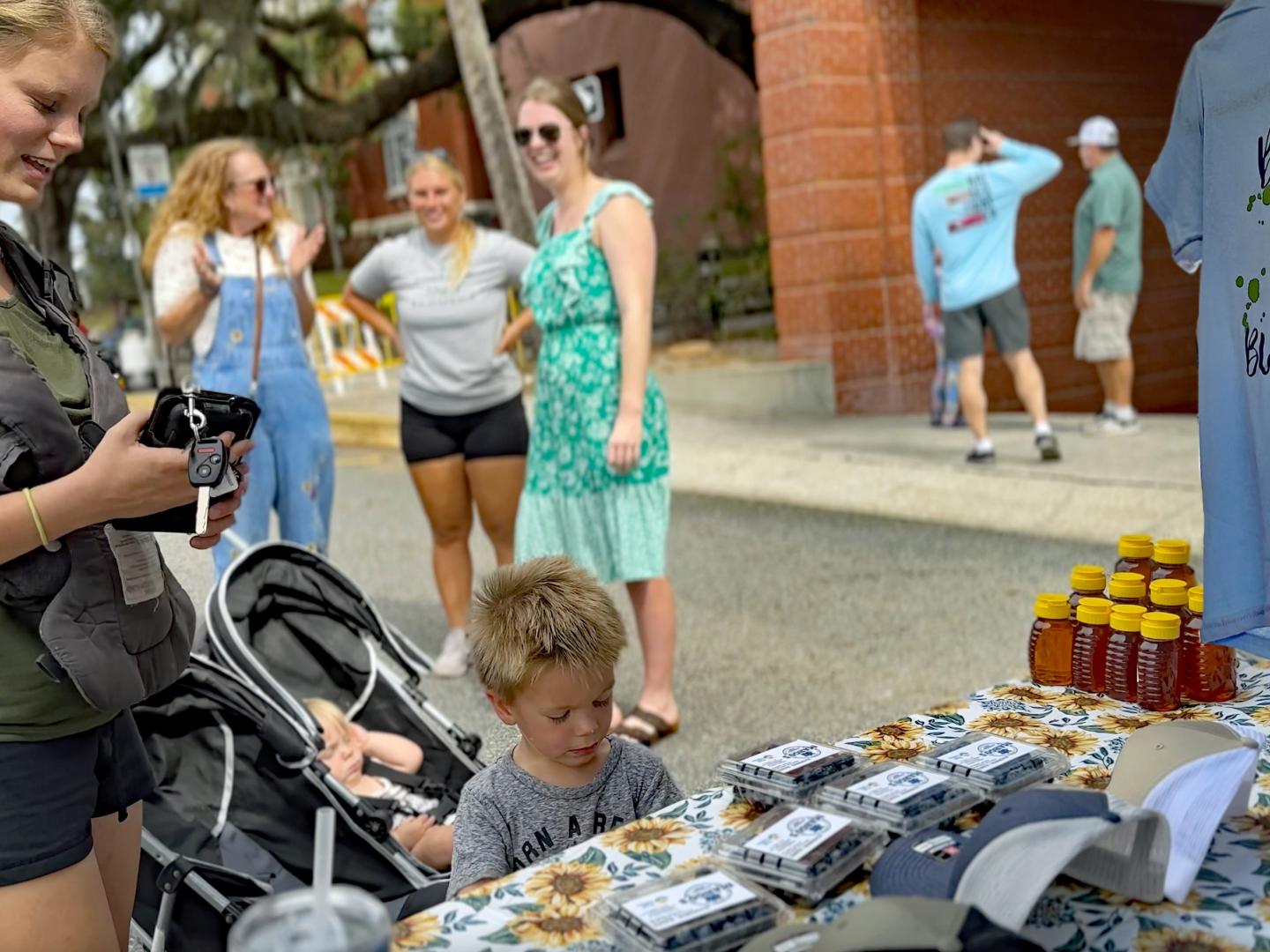 在佛罗里达州布鲁克斯维尔蓝莓节上浏览当地商品