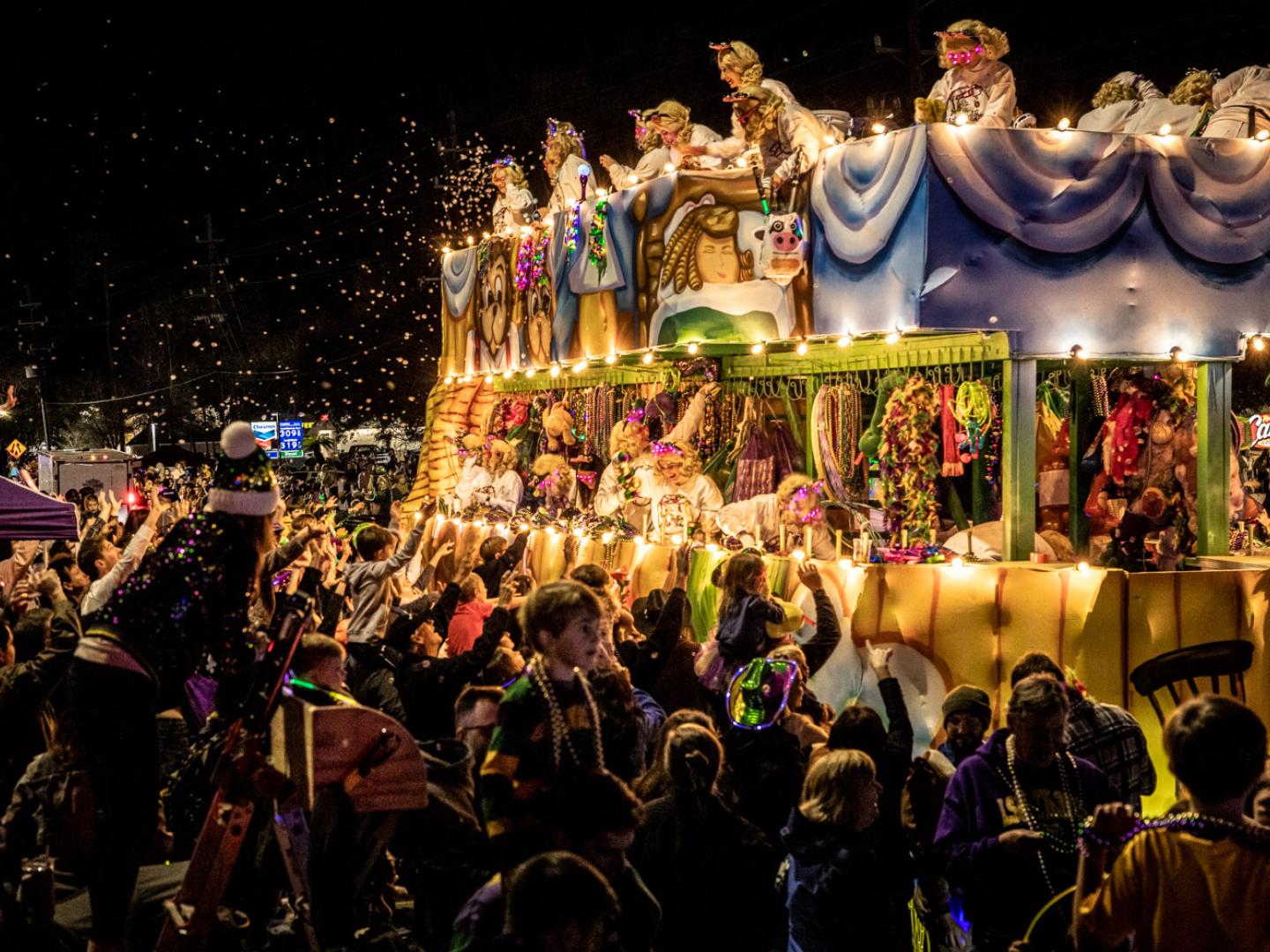 在曼德维尔新奥尔良狂欢节游行中欢呼喝彩