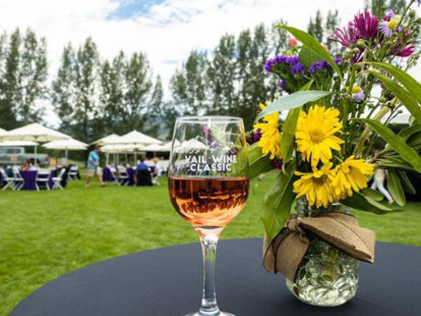 科罗拉多州韦尔经典葡萄酒节上的本地葡萄酒和鲜花