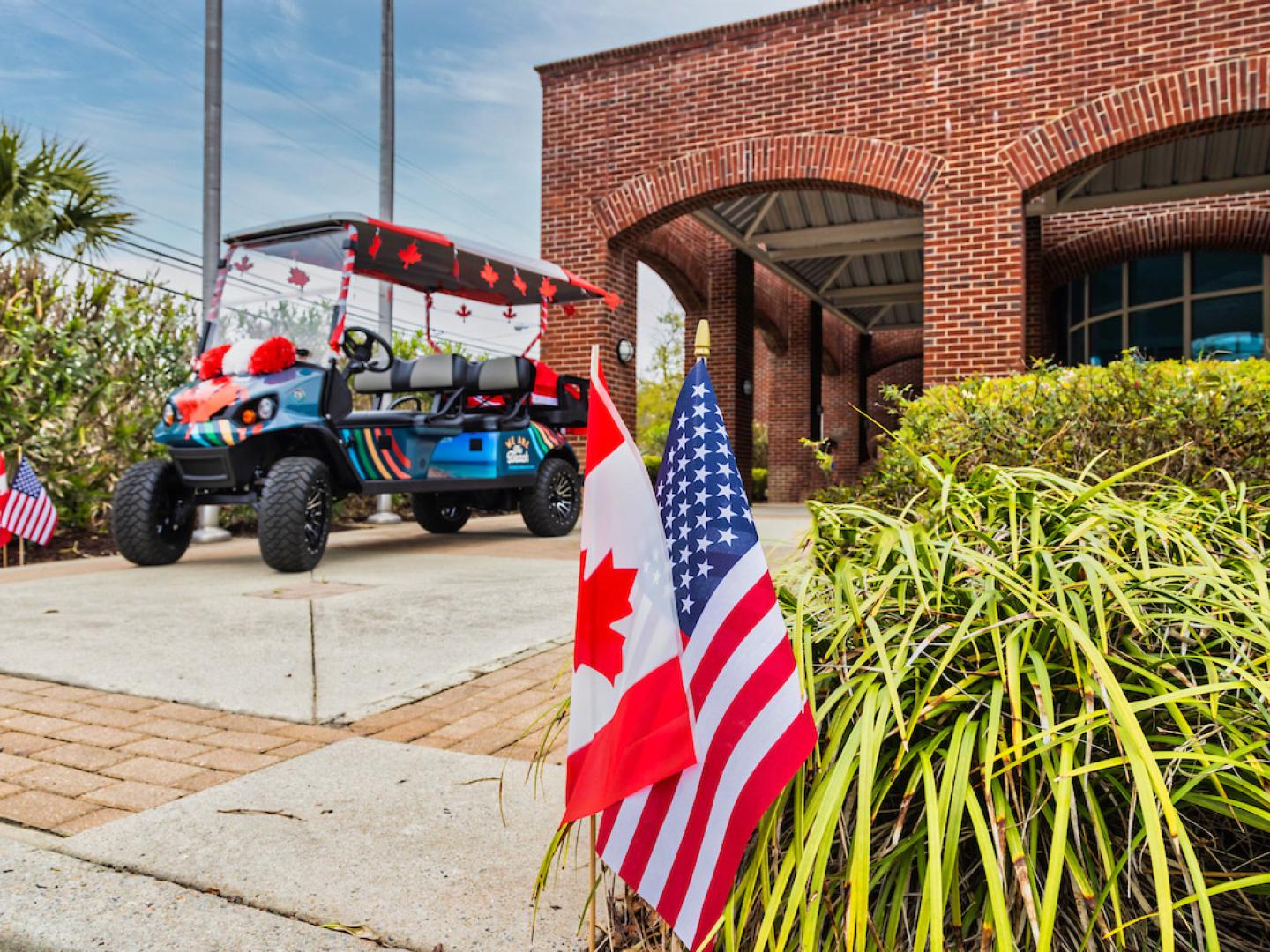 在南卡罗来纳州美特尔海滩一年一度的 Canadian American Days Festival 旅游节期间悬挂的加拿大和美国国旗 在南卡罗来纳州美特尔海滩一年一度的 Canadian American Days Festival 旅游节期间悬挂的加拿大和美国国旗
