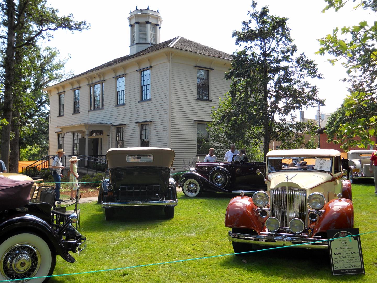 在俄勒冈州福里斯特格罗夫 Concours d’Elegance 车展上展示的经典名车