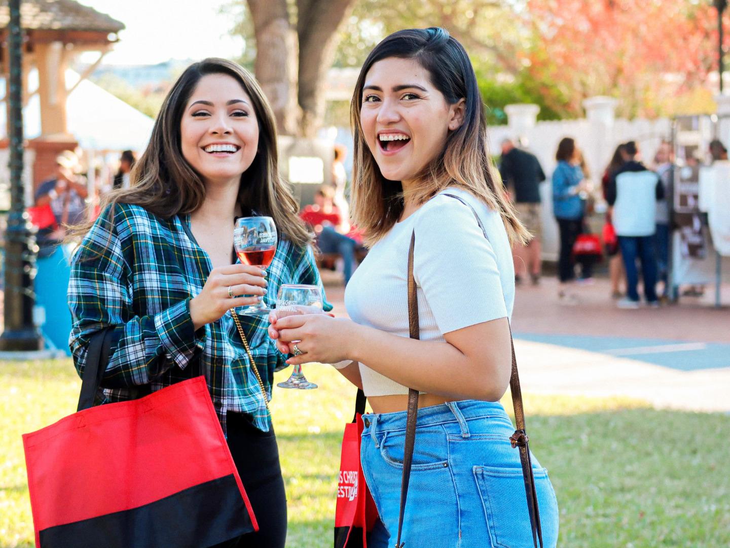 在德克萨斯州科珀斯克里斯蒂的美食与美酒节品尝葡萄酒