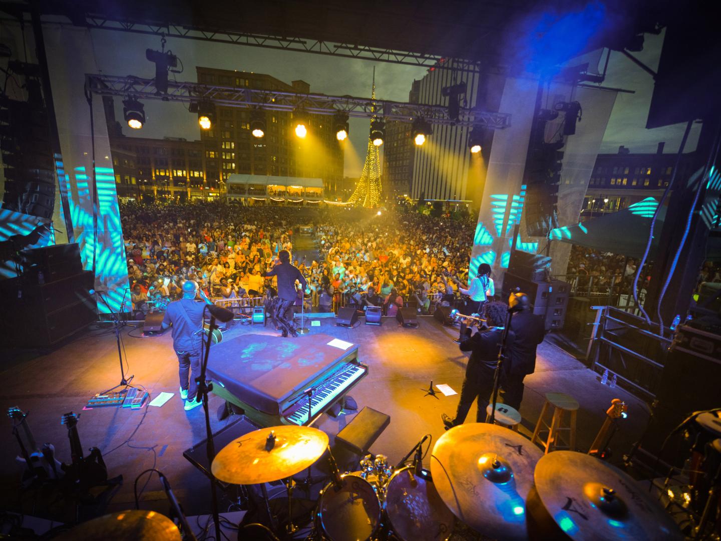 在纽约州罗切斯特市，一支乐队在罗切斯特国际爵士音乐节上表演