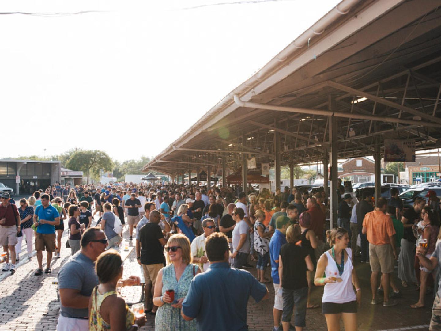 游客在纽约州罗切斯特面粉城啤酒节 (Flour City Brewers Fest) 玩乐