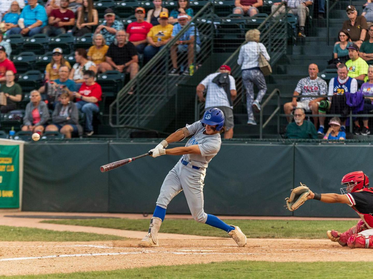 科罗拉多州大章克 JUCO 棒球世界系列赛 (Junior College World Series) 上的一位击球手 科罗拉多州大章克 JUCO 棒球世界系列赛 (Junior College World Series) 上的一位击球手