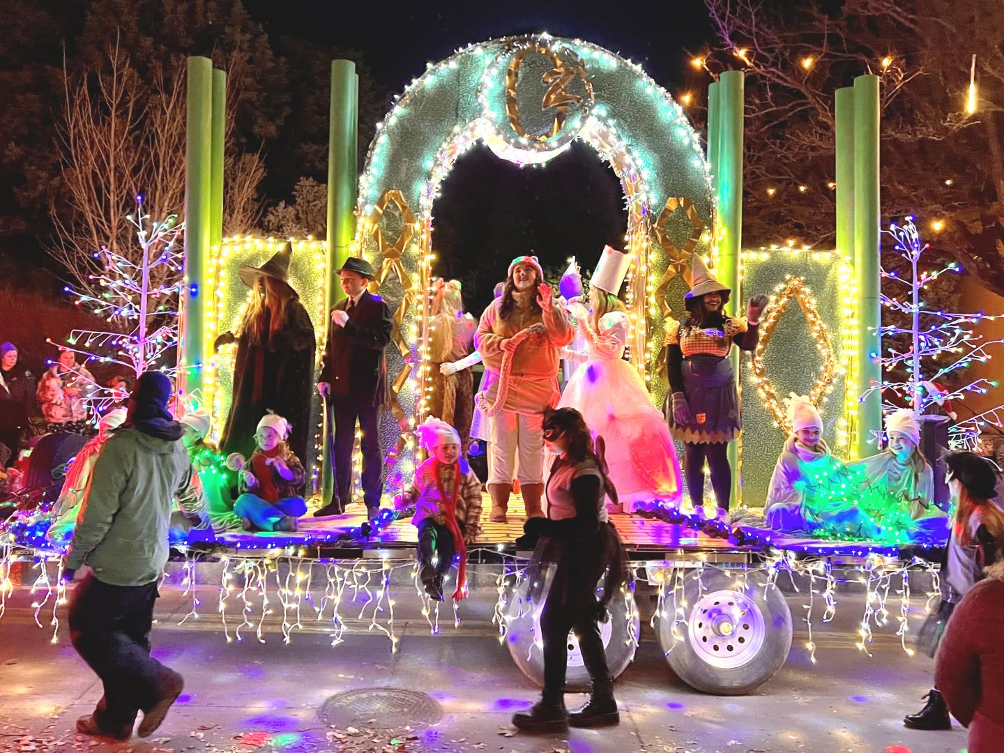 科罗拉多州大章克申灯光巡游 (Parade of Lights) 上多姿多彩的花车 科罗拉多州大章克申灯光巡游 (Parade of Lights) 上多姿多彩的花车