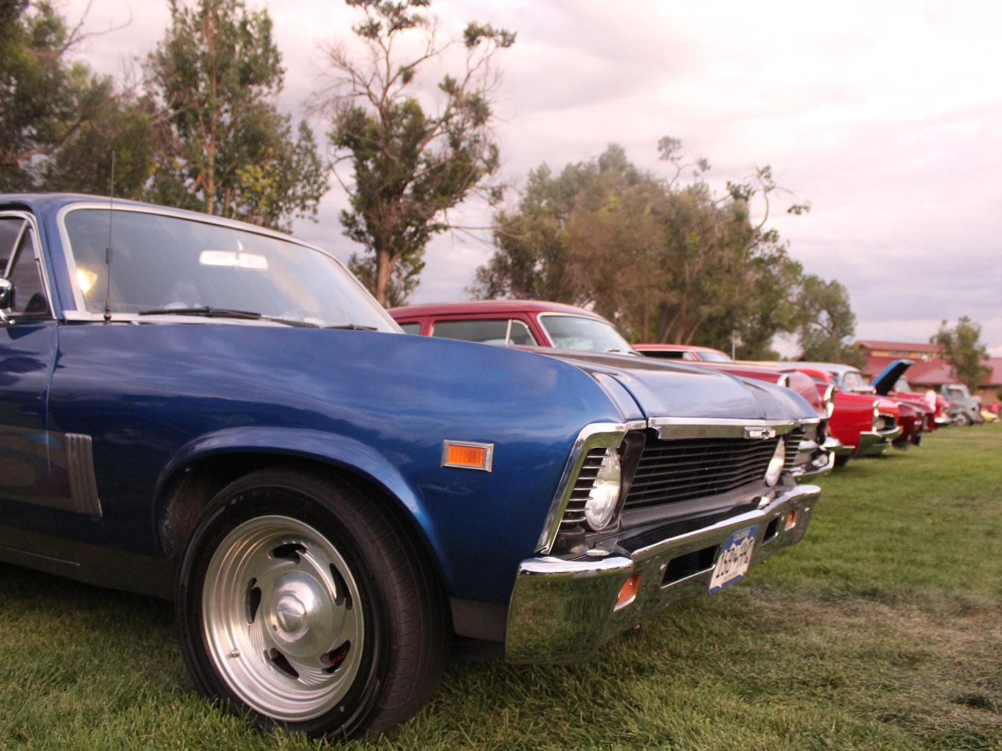 科罗拉多州阿拉莫萨老爷车节上展出的老式汽车