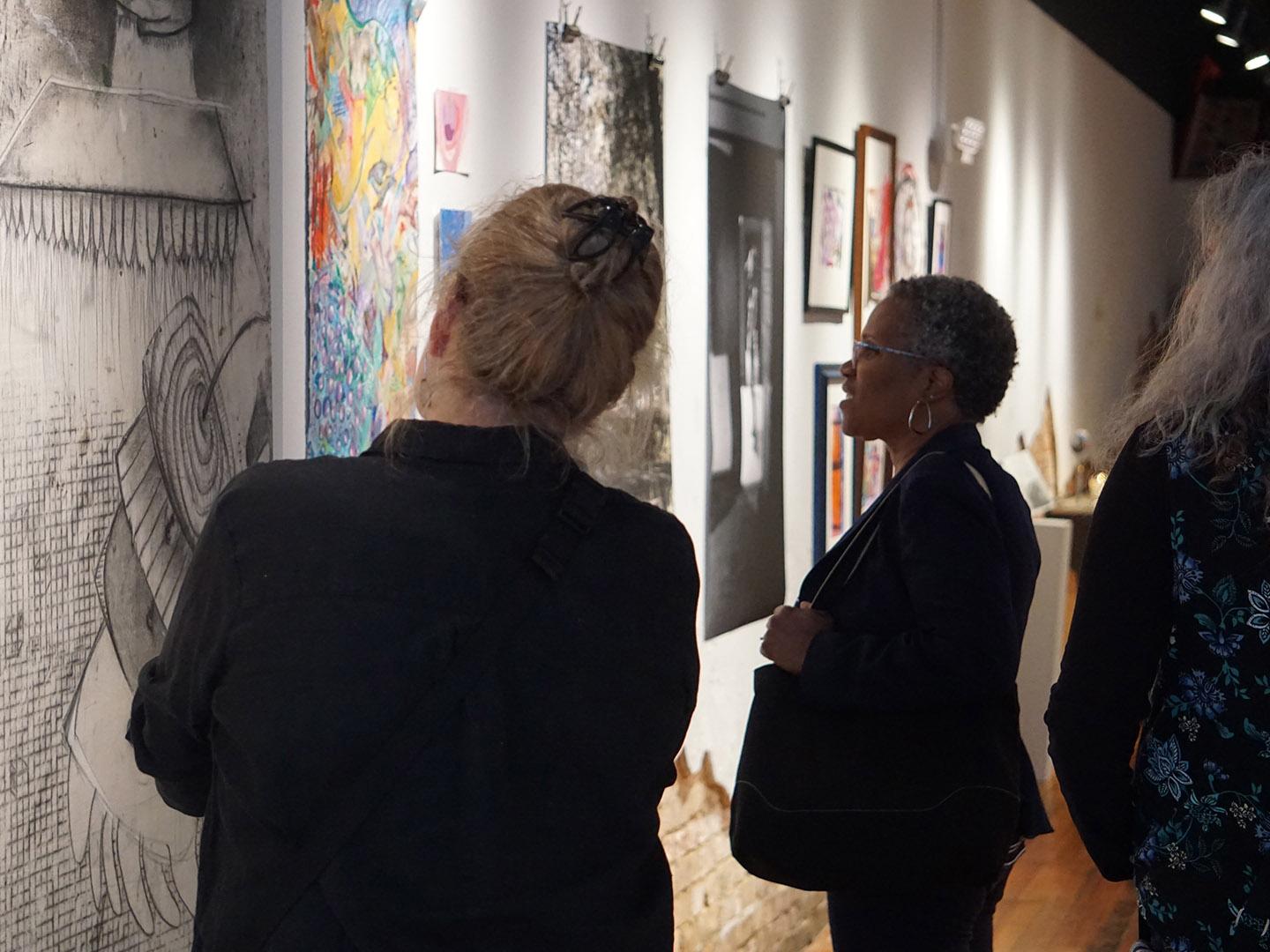 在伊利诺伊州尚佩恩 Boneyard 艺术节上欣赏艺术作品