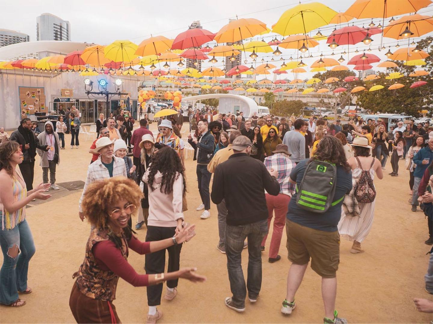 在 Rady Shell 户外表演场地举行的 WOW Festival 狂欢节上跳舞 在 Rady Shell 户外表演场地举行的 WOW Festival 狂欢节上跳舞
