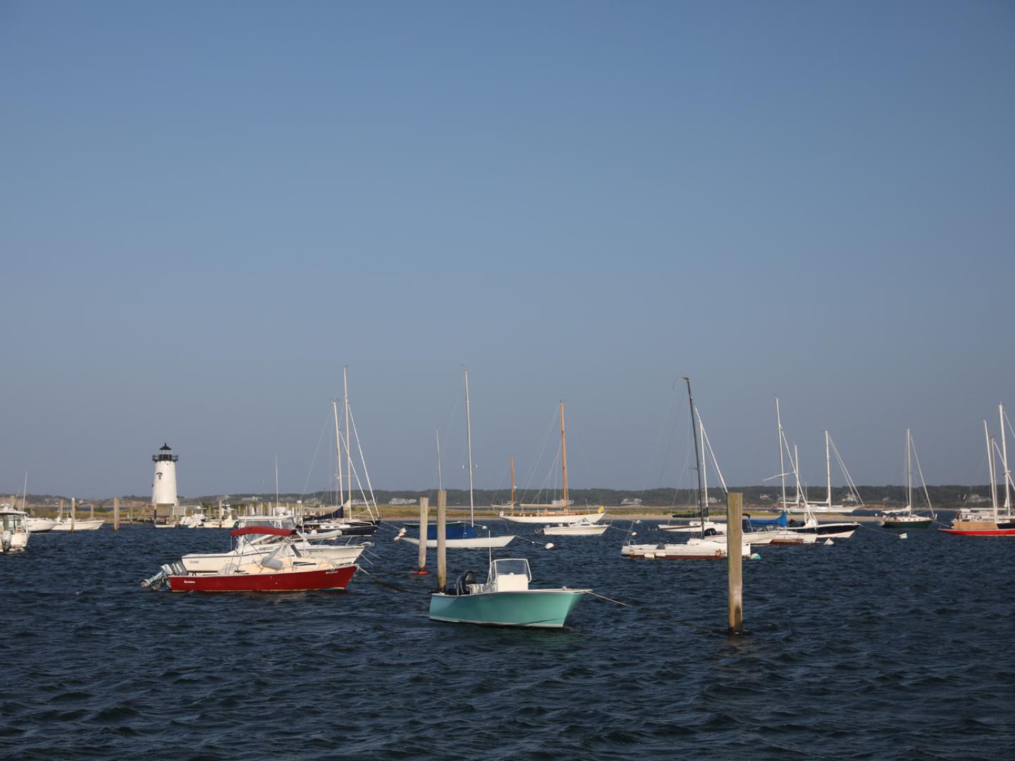 埃德加敦灯塔海滩附近的帆船