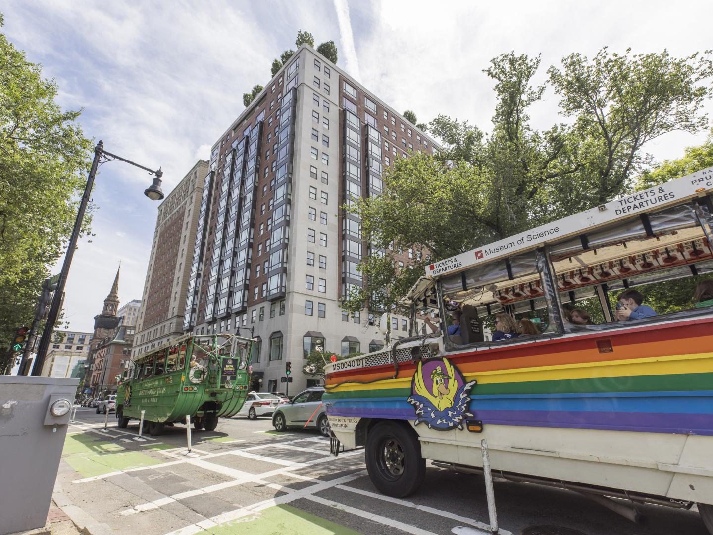 在马萨诸塞州波士顿,波士顿黄鸭游船只在 Boston Pride 大游行期间披上彩虹色 在马萨诸塞州波士顿,波士顿黄鸭游船只在 Boston Pride 大游行期间披上彩虹色
