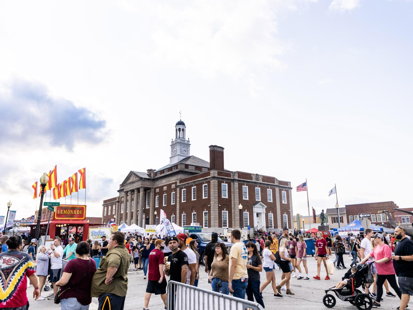 参加堪萨斯城圣卡利贡节庆活动的人们在尽情享受。 参加堪萨斯城圣卡利贡节庆活动的人们在尽情享受。